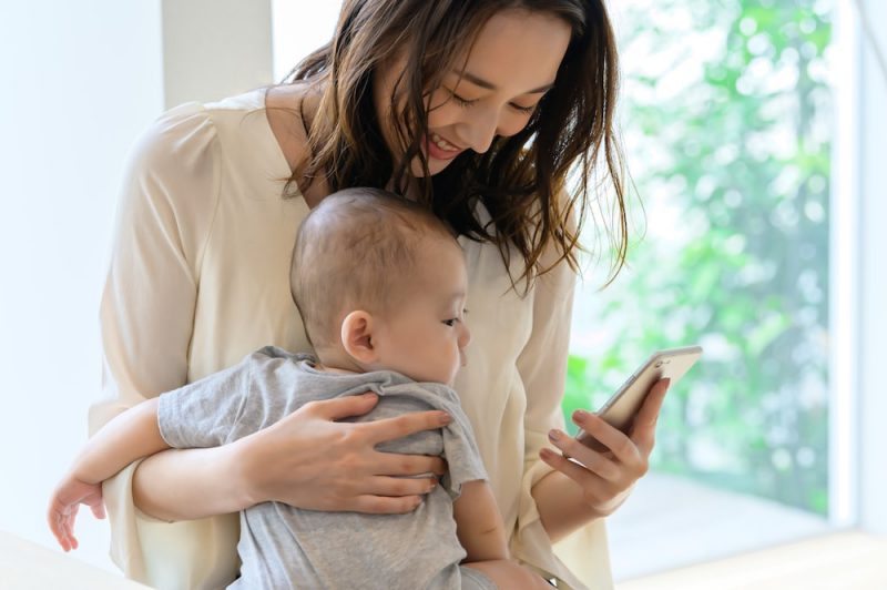 スマホ育児が赤ちゃんに与える影響