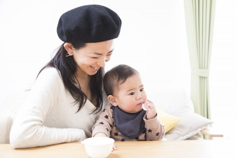 赤ちゃんにお菓子はいつから与える？