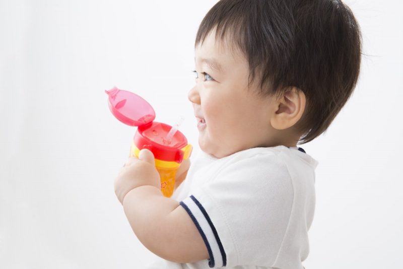 赤ちゃんの成長と麦茶での水分補給