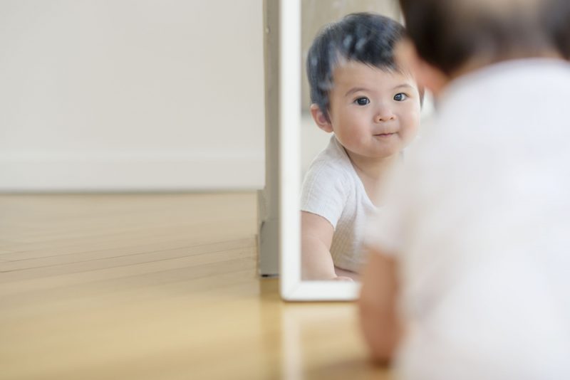 鏡遊びが赤ちゃんに与える効果とは