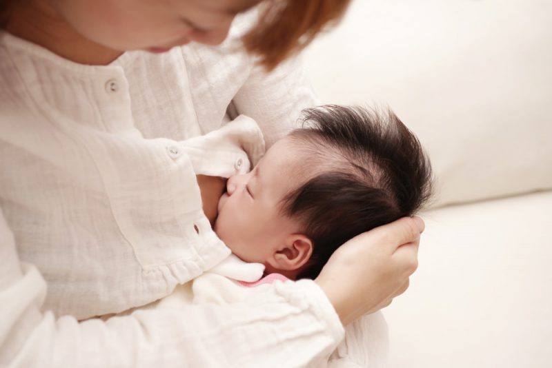 赤ちゃんの授乳様々な姿勢と注意点