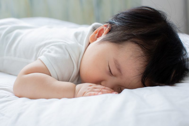 赤ちゃんのうつ伏せ寝は睡眠中の事故を招く？