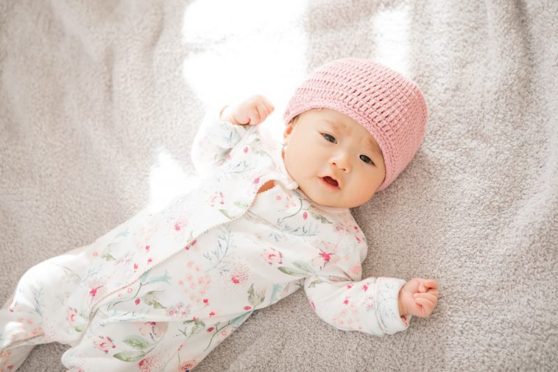 新生児の頭を守る帽子の必要性と使い方