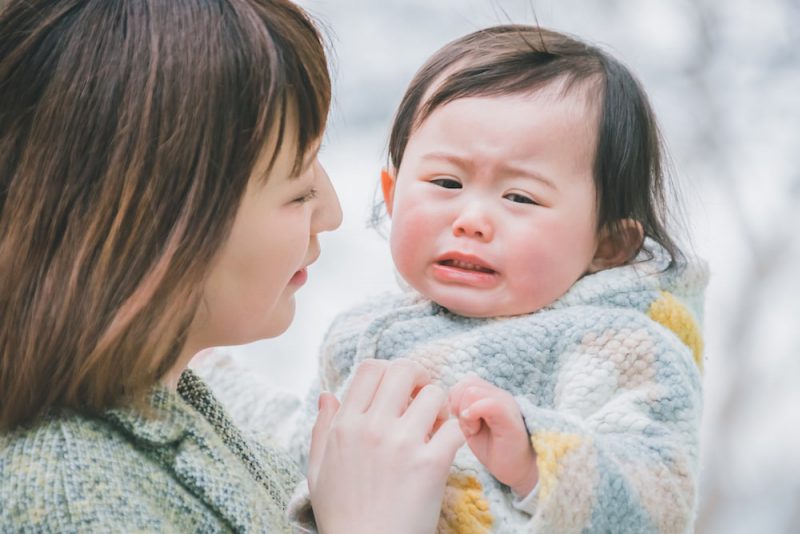 赤ちゃんが人見知りで泣く理由とは