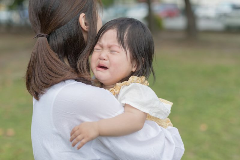 赤ちゃんが人見知りで泣くときの対処法