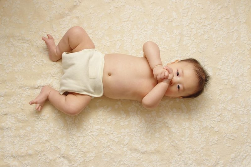 乳幼児のおむつは布と紙どっち？
