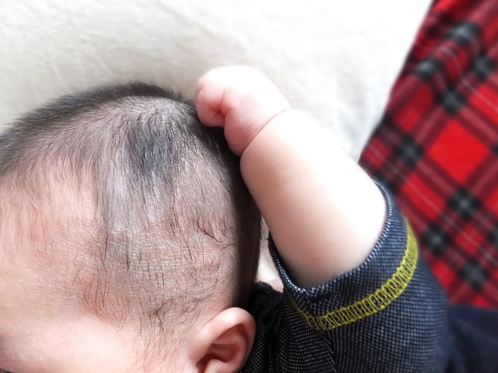 赤ちゃん 自分 の 髪 を 引っ張る