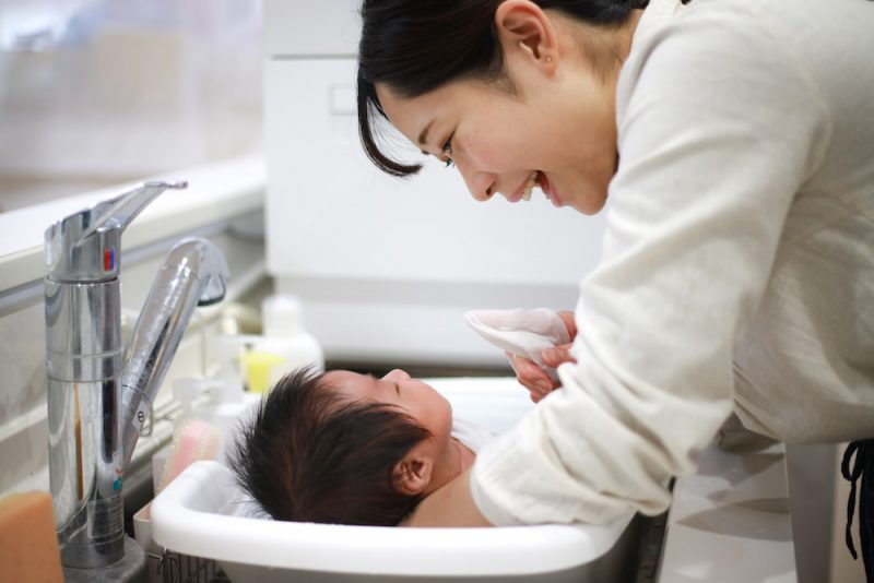 乳児の沐浴のやり方と注意点