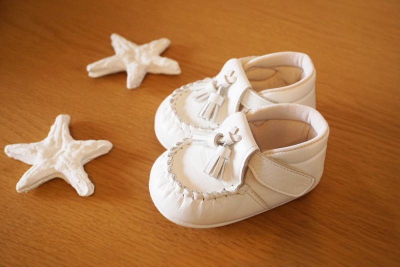 赤ちゃんの最初の靴の選び方と保管方法