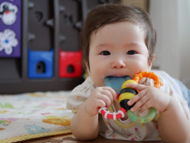 赤ちゃんの歯固めの使う時期と選び方