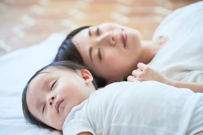 赤ちゃんの添い寝は危険？