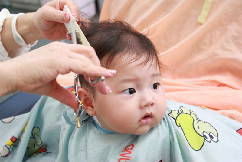 赤ちゃんのヘアカットを成功させるコツ