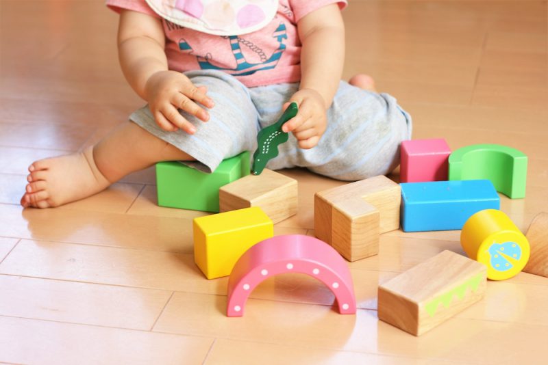 赤ちゃんのおもちゃに良い積み木とは？