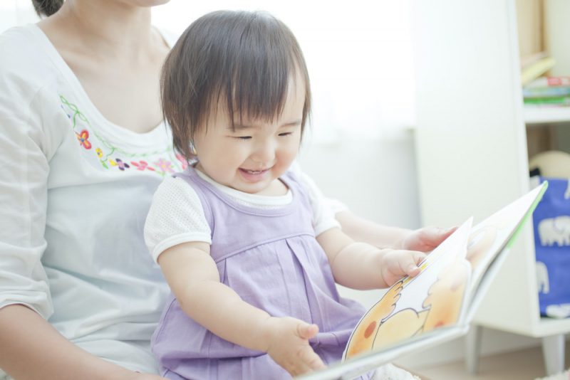 赤ちゃんに童話絵本を読む4つのメリット